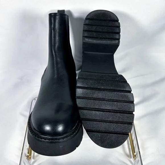 Madden Girl ‘Trust’ Lug Sole Chelsea Boot - NWOT - Picture 3 of 6